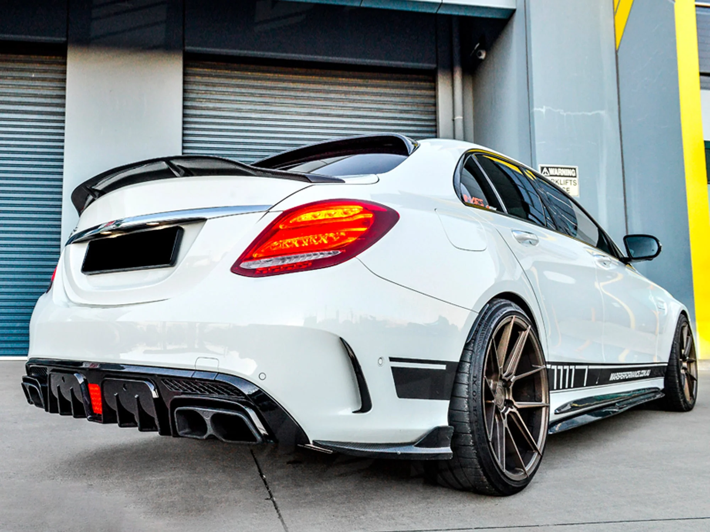 W205 C63 C43 Sedan LED Diffuser + Exhaust Tips
